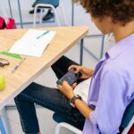 Leerlingen socialer en geconcentreerder door telefoonbeleid op school
