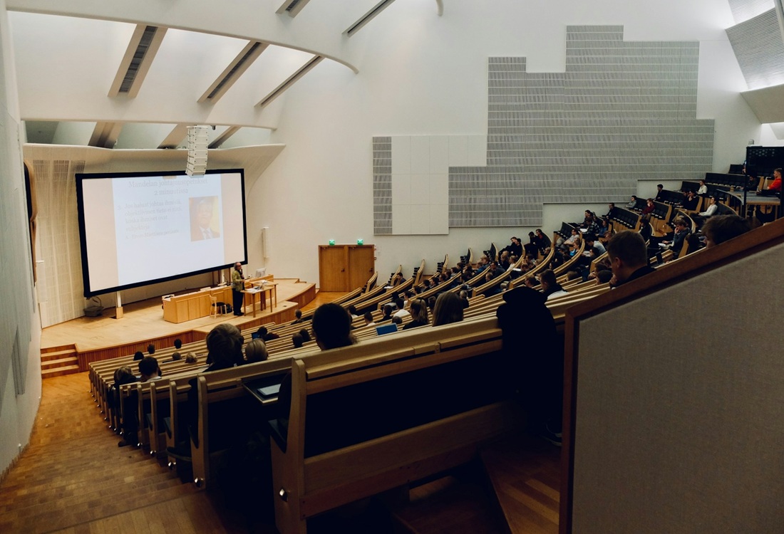 Studenten presteren even goed bij lessen in collegezaal en online