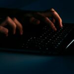 Online radicalisering jongeren neemt toe; wetsvoorstel om verheerlijking terrorisme strafbaar te stellen