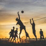 Jongvolwassenen sporten minder als ze hun eerste baan krijgen; sociale steun helpt