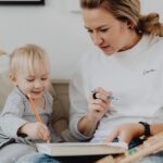 Zowel volwassenen met als zonder autisme passen onbewust communicatie aan voor kinderen