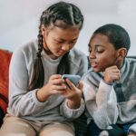 Staatssecretaris roept ouders op eerder in gesprek te gaan met kinderen over smartphone