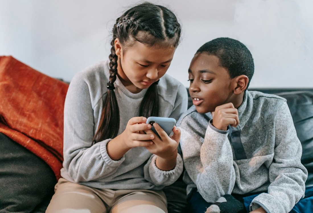 Staatssecretaris roept ouders op eerder in gesprek te gaan met kinderen over smartphone