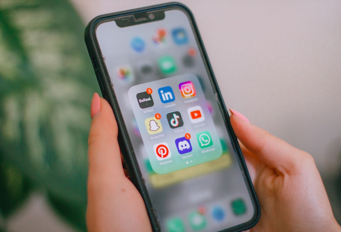 Kabinet pleit in Europa voor minimumleeftijd sociale media